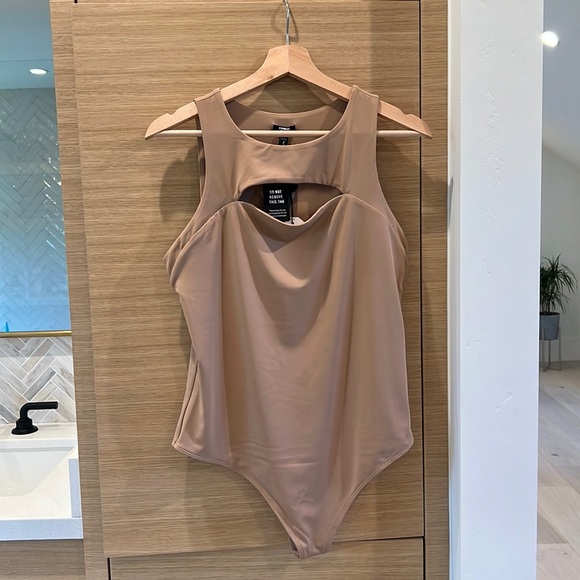 Express Tops - Express Body Contour Sleeveless High Neck Front Cutout Thong Bodysuit | Size L